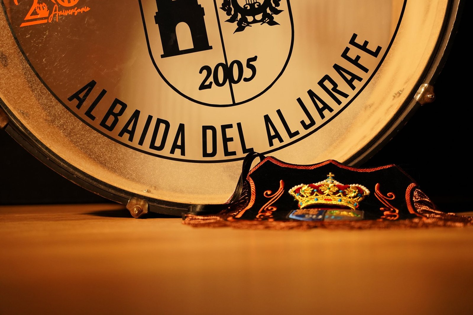 Detalle del bombo con el nombre de la banda y el escudo del mantolín bordado en cobre